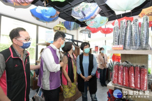 24日彰化縣長王惠美在縣府城觀處長田飛鵬陪同，參觀由在地企業富雨洋傘手作坊舉辦的「幸福一條街觀光旅遊人才培訓」課程。圖／彰化縣政府提供