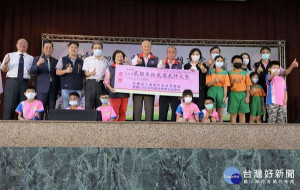 高雄市雲高慈愛會頒發清寒獎助學金，鼓勵雲林學子努力向學，縣長張麗善代表致贈感謝狀，感謝他們對雲林學子的關心。