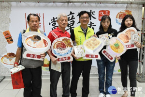 疫情趨緩，彰化市長林世賢(中間)表示，出版美食新書「來去彰化當吃貨」，希望吸引更多遊客前來品嘗在地美食，帶動觀光創造商機。