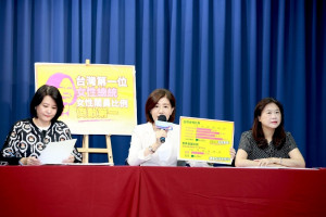 中國國民黨26日由文傳會主委王育敏(中)、副主委王鴻薇(左)、李永萍(右)共同召開記者會，質疑蔡蘇新內閣42位政務官當中，竟然只有兩位女性，比率僅4.76％。（圖／國民黨）