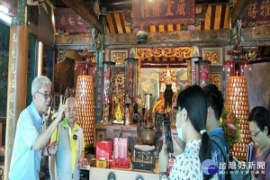 江旭本老師解說如何向神明求籤。