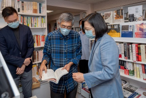 總統蔡英文（右）29日參訪港人林榮基（中）重新在台起爐灶開設的「銅鑼灣書店」時，除肯定林榮基對於香港人權、自由、民主的堅持，並表示，政府已經成立了專案工作小組提供香港朋友協助，盼共同為自由、民主的發展努力。（圖／總統府Flickr）