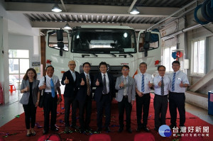 國瑞與長源汽車捐贈大型商用車予南開科大。（南開提供）