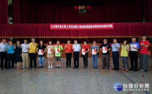 受獎學生由家長前往領取獎助學金及獎狀，並和電廠廠長許宗源〈右8〉及來賓等人合照留念。〈記者吳素珍攝〉