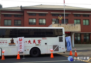 斗六分局為慶祝一年一度的警察節，以「波麗士大人，約您來捐血，救人最樂」為主題，舉辦愛心挽袖捐熱血活動，邀請鄉親共襄盛舉。