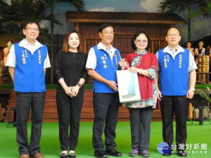 縣長致贈會員禮品，理事長廖靜珠代表接受。