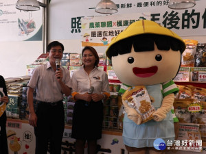 水保局南投分局分局長陳榮俊帶領農萊在地好物農友到楓康超市草屯店推薦在地好物。(圖/記者賴淑禎攝)