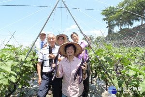 縣長王惠美為二水「麻糬茄」行銷代言，呼籲多吃茄子有益健康。