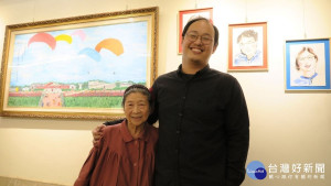 祖孫高興開展。