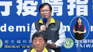 中央流行疫情指揮中心發言人莊人祥在今（1）日的武肺疫情例行記者會上，回應媒體提問時表示，目前指揮中心內部也有類似解封指數的評估，作為未來邊境管制鬆綁的判斷標準。（圖／衛福部疾管署YouTube）