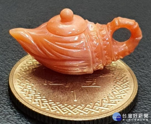 這只茶壺與一圓對比令人驚嘆。（國立臺灣工藝研究發展中心提供）