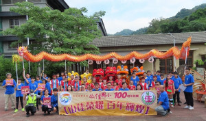 山佳國小安排最具特色的舞龍隊、舞獅隊及原住民合唱團學生，到山佳火車站進行「快閃」活動 ，預告學校將在6/12(五)辦理百週年校慶大會