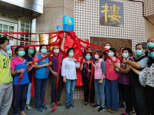 花壇樂齡中心開幕，彰化縣長王惠美、鄉長顧勝雄、縣議員李寶銀、顧黃水花、温芝樺、花壇鄉民代表會主席李政雄、副主席沈文盛、花壇鄉農會總幹事顧碧琪等人共同揭牌。圖／記者鄧富珍攝