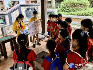  種子導覽員研習營上午學習導覽儀態、口條及林家花園歷史沿革等課程；下午則是邀泥塑剪黏黃拓維老師及傳統彩繪周孟勳老師辦理泥塑剪黏體驗及傳統彩繪安金體驗課程