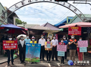 南投縣衛生局等單位到傳統市場等處宣導食品衛生安全。（南投縣衛生局提供）