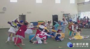 臺南市進學國小舞蹈班「藝術到校巡演」到將軍區苓和國小進行舞蹈展演。

