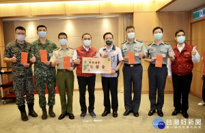 侯友宜3日於市政會議分別致贈陸軍第六軍團指揮部、陸軍關渡地區指揮部、新北市後備指揮部、海軍陸戰隊陸戰六六旅及資通電軍指揮部等5國軍部隊慰勞金