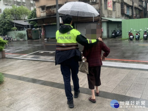 林姓迷失老嫗(89歲)於公園涼亭內呆坐，身上無攜帶任何身分證件，經員警耐心陪伴詢問下，透過姓名查出老婦現住地址，並撐傘陪伴老婦返家