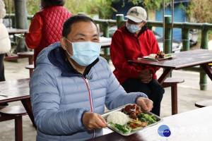 侯友宜宣布各社區照顧關懷據點、銀髮俱樂部的老人共餐可以開始恢復舉辦了，但仍須落實實名制、量體溫、戴口罩、勤洗手等，以維護長輩衛生及健康