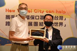 黎明技術學院捐贈900碼多層環保奈米銀離子防護口罩布料給新北市政府，並與樟樹國際實中師生共同製作成1萬個立體口罩，提供高中職師生使用，共同防護師生的健康