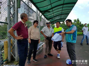 議員陳淑惠、集集鎮長陳紀衡、球友們與施工廠商齊聚商討施工細節。
