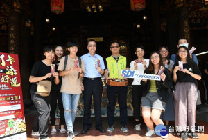南瑤宮推出文創祈福修正帶，祝福考生金榜題名。圖／記者鄧富珍攝