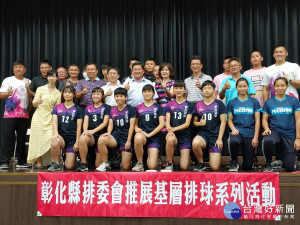 彰化排球運動進入全國決賽，邱建富頒贈加菜金以資鼓勵。圖／記者鄧富珍攝