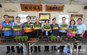 縣長王惠美參訪瑞楓花卉農園的小品盆栽，讚揚農場主人的用心經營，堪稱彰化之光。