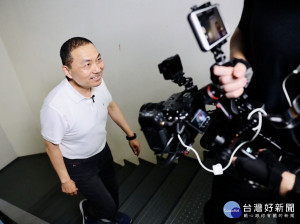 侯友宜回應了小局長的心願，在環境日前完成「上班不搭電梯、爬樓梯」的愛地球行動