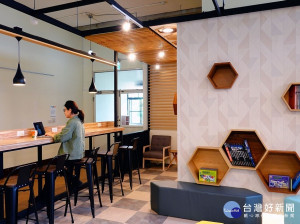 三峽分館日前剛改裝完成的自修室，特別打造了咖啡閱讀角，整體裝潢走的是時下最流行的工業設計風，看書看累了還能享受美味的咖啡，感受不一樣的驚喜