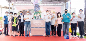 黃石中繼市場開幕，市長侯友宜揭開板橋美學新市場序幕，並發放發財金給市場攤商，祝福市場開張大吉