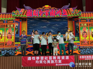 布袋戲偶進入校園宣導反毒。（南投特教學校提供）