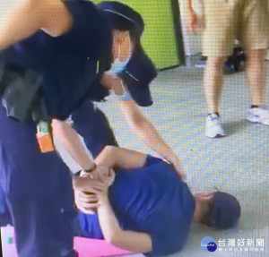 中山國小舉行小朋友去上廁所卻遭到精神異常人士挾持偶發事件的應變演練