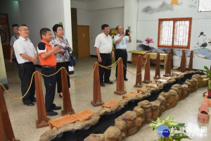 副縣長陳正昇5日陪同監委陳小紅、方萬富前往鹿谷鄉公所及鹿谷鄉農會，了解鹿谷茶產業現況，聽取縣府農業處及農會簡報，鹿谷鄉長邱如平率公所主管到場陪同。