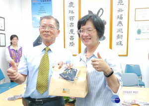 元祥金屬張慶修董事長捐贈2373個銅纖維口罩，供縣內22所中小學營養午餐使用。縣長王王惠美代為受贈。圖／記者鄧富珍攝