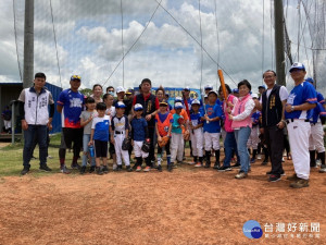推動基層棒球　中市府為小球員加油