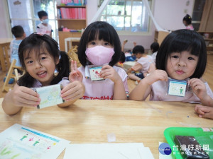 石碇附幼幼兒們開心的帶著茶皂成品到社區親手送給阿公阿媽，細心提醒阿公阿媽「要認真洗手喔！」