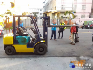 路上常見堆高機上下貨物，車體前方的貨叉成了隱形殺手