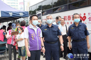 彰警歡慶警察節，舉辦捐血活動，洪副縣長（左）蒞臨關心，右為彰化縣警察局長方仰寧。