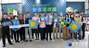 教育局副局長蔣偉民到場揭牌，並與學生一起體驗環保雷切課程，將生活廢材再利用，創造出新價值