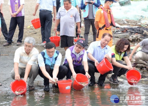 彰化縣副縣長洪榮章、行政院海洋委員會副處長郭進興及彰化區漁會陳諸讚、、縣議員葉國雄、楊妙月、鹿港鎮長許志宏等人魚苗放流活動。