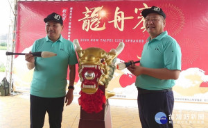 新北市長侯友宜與議長蔣根煌出席新北大都會公園微風運河祭江儀式，並為龍舟點睛