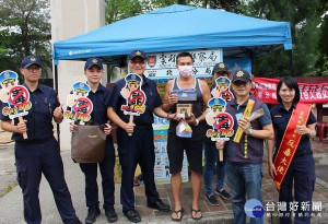 北港警分局感於血庫告急，邀請鄉親一起挽袖捐血，儘管大雨不歇，仍澆不熄民眾熱情，紛紛以實際行動響應，用「熱血」歡慶警察節。
