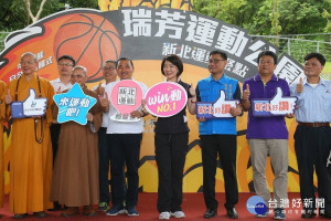 新北市長侯友宜9日出席瑞芳運動公園正式啟用儀式，並與瑞芳國中學生一起上體育課，來場3對3投籃對抗賽