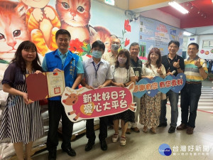 民間愛心捐贈白米給三重、蘆洲區18所高國中小，提供低收入和學童午餐之用