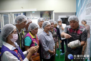 彰化縣長王惠美與縣議會第三審查小組等議員參訪蘑菇部落的蘑菇培育室。