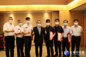 侯友宜10日於市政會議前親自表揚消防局南勢分隊小隊長李韋莊、員山分隊長謝育仁及警察局中和分局偵查隊小隊長陳志平、錦和派出所警員孫偉傑、林君瑋等5名同仁