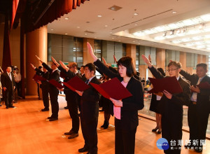 侯友宜主持17位區長宣誓就職暨交接典禮，期勉新任區長服務沒有假日，凡事要「接地氣」勤走地方，了解民眾的需求 （圖／記者黃村杉攝）
