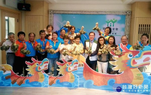 育達慈善會、育達獅子會與家扶董事蕭文龍在端節前夕，為雲林家扶帶來陸上龍舟及應節粽子與芒果，還贊助14萬元於扶幼工作，陪伴家扶親子歡慶佳節。