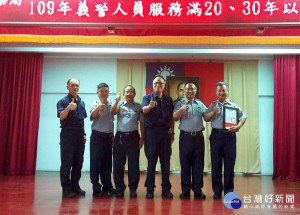 北港分局長王立德頒發109年資深義警林明章等3人獎狀，藉此表彰及感謝其熱心公益，長年為地方治安犧牲奉獻的精神。